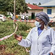 Vårdpersonal vid en ebolaanläggning i Kongo-Kinshasa.