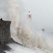 Storbritannien väntas träffas av stormen innan Sverige. Bilden är tagen i Porthcawl, södra Wales, där vågorna redan blivit höga.