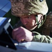 En ukrainsk soldat förbereder en medeldistansdrönare för ett anfall mot ryska positioner i Donetskregionen, den 22 juni.