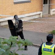 Polisen på plats i Bagaregården efter skjutningen. 