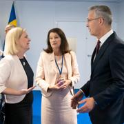 Magdalena Andersson (S) och Ann Linde (S) ihop med Natochefen Jens Stoltenberg.