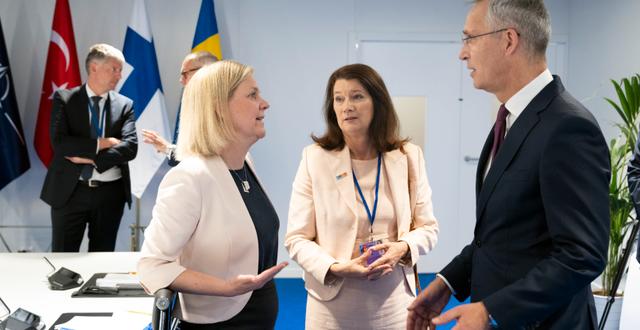 Magdalena Andersson (S) och Ann Linde (S) ihop med Natochefen Jens Stoltenberg. Henrik Montgomery/TT