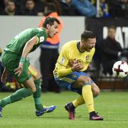 Sveriges Marcus Berg grimaserar efter en sammanstötning under den tidigare VM-kvalmatchen mellan Sverige och Bulgarien 