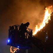 Boende i ett sjuvåningshus i Rinkeby i västra Stockholm har evakuerats från sina bostäder då en fullt utvecklad brand härjar på husets vind.
