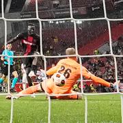 Leverkusens Victor Boniface överlistar Häckens Peter Abrahamsson i 4–0-matchen i kvällens Europa League.