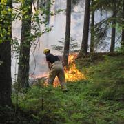 En brandman bekämpar elden i Värmland