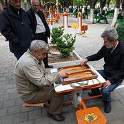 Invånare i Teheran spelar backgammon 8 april.