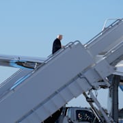 Donald Trump som går ombord presidentplanet Air Force One.