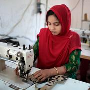 Arkivbild: Kvinnor som arbetar med att sy kläder på en fabrik i Bangladesh.