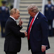 Trump och Putin skakar hand i Alaska i augusti förra året.