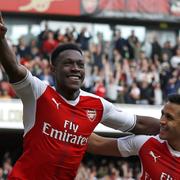 Danny Welbeck och Alexis Sanchez firar.