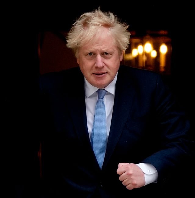 Boris Johnson på väg ut ur 10 Downing Street 13 maj.  Frank Augstein / AP