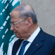 En kritiker till regeringen bränner en bild på president Michel Aoun.