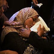 Khadija Abu Rabi sörjer sin treårige son som dödades i en israelisk attack mot Gaza i början av februari 2026.