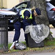 Poliser sökte av området runt brottsplatsen förra året.