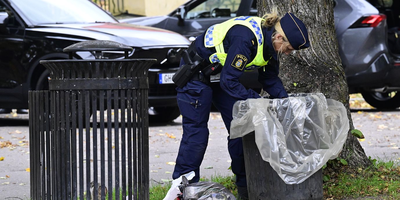 Poliser sökte av området runt brottsplatsen förra året.