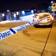 Polisens spärrade av ett område kring ett garage på Drottninghög i Helsingborg.