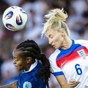Englands lagkapten Leah Williamson i nickduell mot Frankrikes Marie-Antoinette Katoto. 