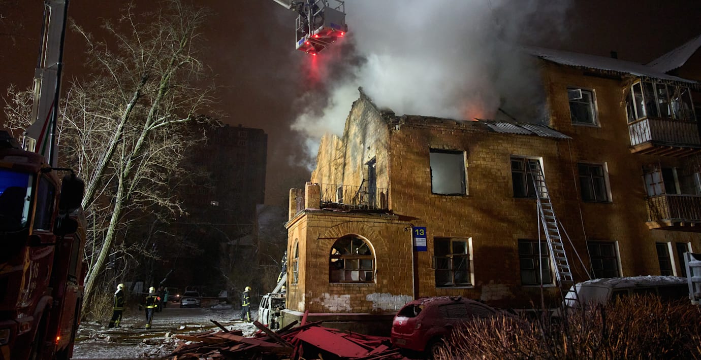 Den brittiska regeringen uppger att Ukraina är i stort behov av luftförsvar. Bilden visar ett skadat hus efter en rysk attack mot huvudstaden Kyiv. 