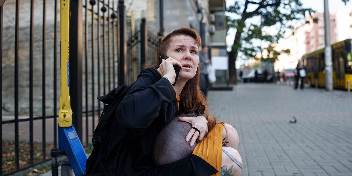 En kvinna ringer ett telefonsamtal efter en rysk drönarattack mot centrala Kyjiv, 28 september 2026.