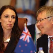 Nya Zeelands premiärminister Jacinda Ardern tillsammans med landets handelsminister David Parker vid TPP-mötet i samband med APEC-konferensen i Vietnam. 