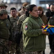 En colombiansk soldat under en begravning i Kyiv.