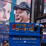 En enorm uppblåsbar Elon Musk som dök upp vid Times Square i New York på torsdagen. Dockan hade bar överkropp och verkar ha varit en protest: Ett av budskapen var att Space X:s AI-modell Grok gör barnporr.
