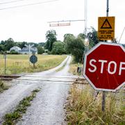 Obevakad järnvägsövergång längs Roslagsbanan i Vallentuna.