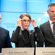 Fr v Konstitutionsutskottets vice ordförande Erik Ottosson (M), Konstitutionsutskottets ordförande Ida Karkiainen (S) och ledamot Matheus Enholm (SD).