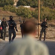 Israeliska styrkor under en räd mot byn Sarra nära staden Nablus på Västbanken.