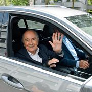 Sepp Blatter på väg in till förhör hos åklagaren, augusti 2021.