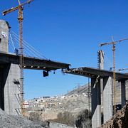 En bro i västra Iran som träffats av ett amerikanskt luftangrepp.