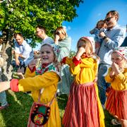 Traditionsenligt firande runt midsommarstången i Tibble dagen före den stora högtidsdagen Midsommarafton. Arkivbild från 2023.