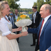 Österrikes tidigare utrikesminister Karin Kneissl, som sitter i Rosnefts styrelse, bjöd in Putin till sitt bröllop 2018 / François Fillon.