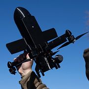 En ukrainsk instruktör demonstrerar hur man använder en luftvärnsdrönare.