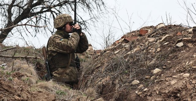 En ukrainsk soldat står vakt vid Donetsk, Ukraina. Arkivbild april 2021.  TT NYHETSBYRÅN