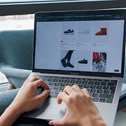 En ungdom internetshoppar.