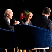 USA:s president Joe Biden intervjuas av programledaren Jimmy Kimmel ihop med expresidenten Barack Obama