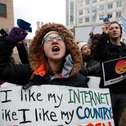 Arkivbild: Demonstrant protesterar mot FCC:s förslag om att luckra upp nätneutraliteten. 