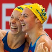 Svenska laget firar bronsmedaljen.