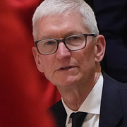Apples vd Tim Cook/En Iphoneskärm med Apple Intelligence.