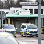 Polis runt Komvux campus Risbergska dagen efter skolskjutningen på Risbergska skolan i Örebro.