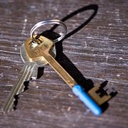 Dörrnycklar till bostad.