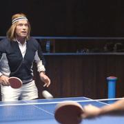 Arnold Schwarzenegger spelar bordtennis.