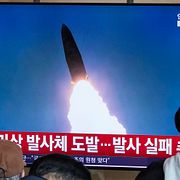 En tv-sändning visas på en tågstation i Sydkorea. Arkivbild från 8 april 2026, när Nordkorea avfyrade en robot.