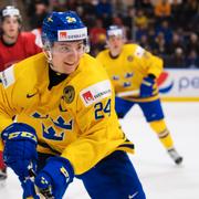 Lias Andersson under ishockeymatchen i JVM mellan Sverige och Schweiz den 30 december 2017.