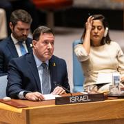 Israels ambassadör Jonathan Miller under mötet. 