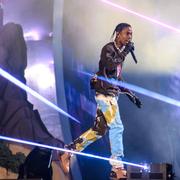 Travis Scott under konserten på Astroworld.