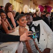 Gabrielle Union och Dwayne Wade poserar för en selfie på Oscarsgalan.