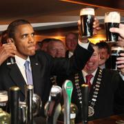 USA:s tidigare president Barack Obama tar en Guinness i Irland, 2011.